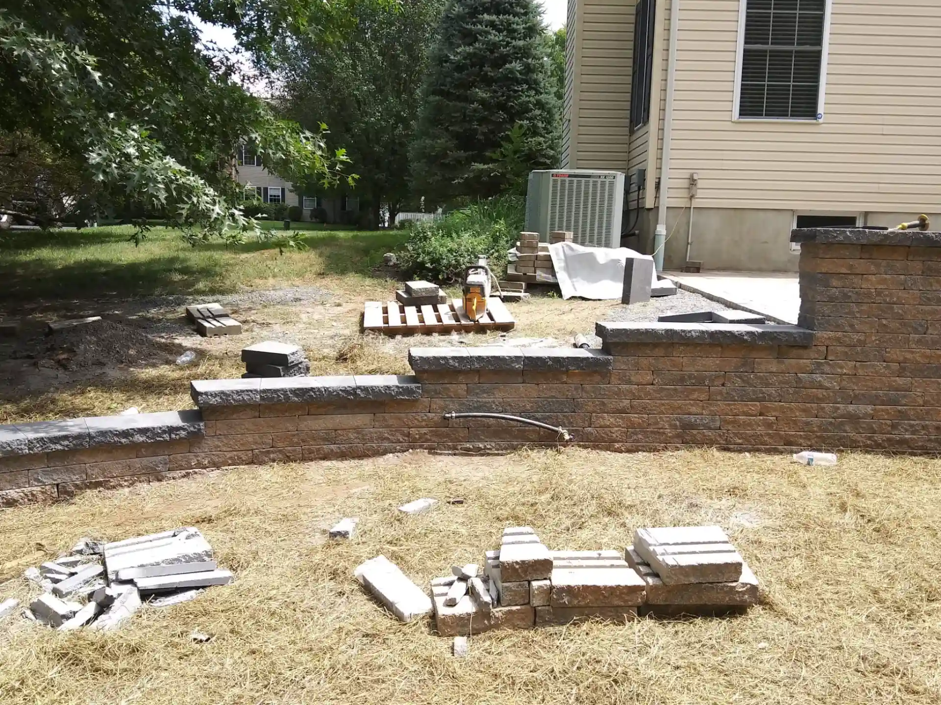 Drainage stone and filter fabric behind a retaining wall in New Jersey